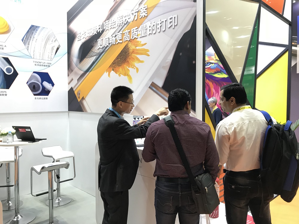 展会期间,圣戈班高功能塑料多种展品的优异性能吸引了国内外多位客户的到访咨询。