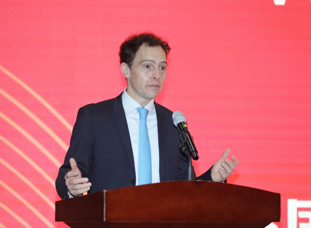 法国圣戈班亚太地区CEO韦博立先生发表致辞。