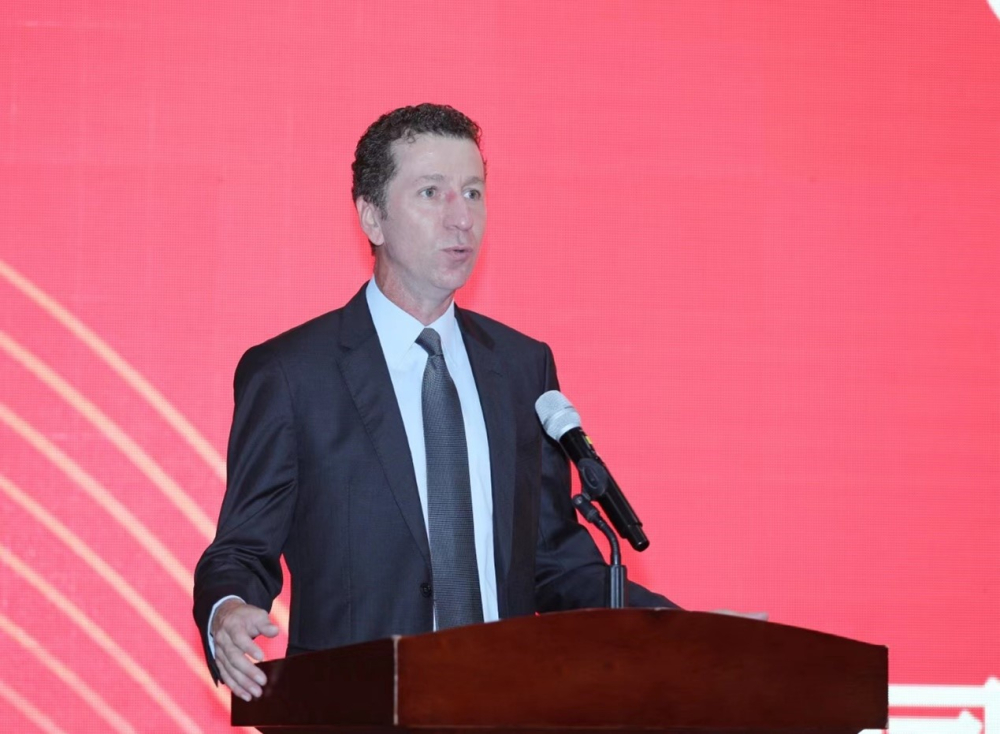 法国圣戈班汽车玻璃亚太区总经理甘奈先生发表致辞。